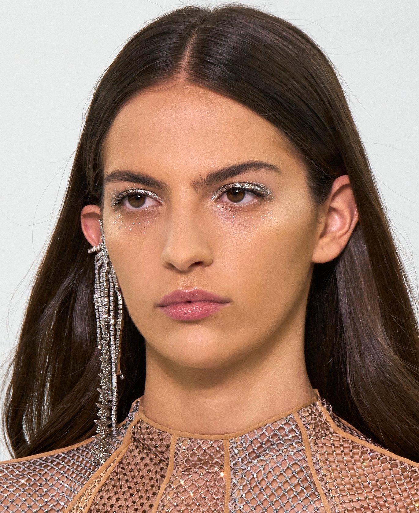 Metallic Eye Makeup: Η τάση στο μακιγιάζ που κάνει τα μάτια πρωταγωνιστές κάθε εμφάνισης