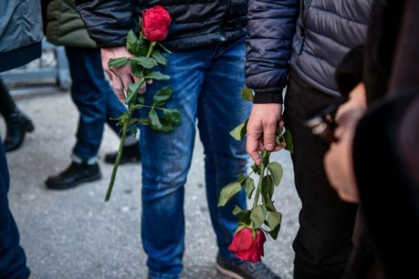 Νότης Μαυρουδής: Πλήθος κόσμου στην κηδεία του - Τον αποχαιρέτησαν με το «Πρωινό Τσιγάρο»