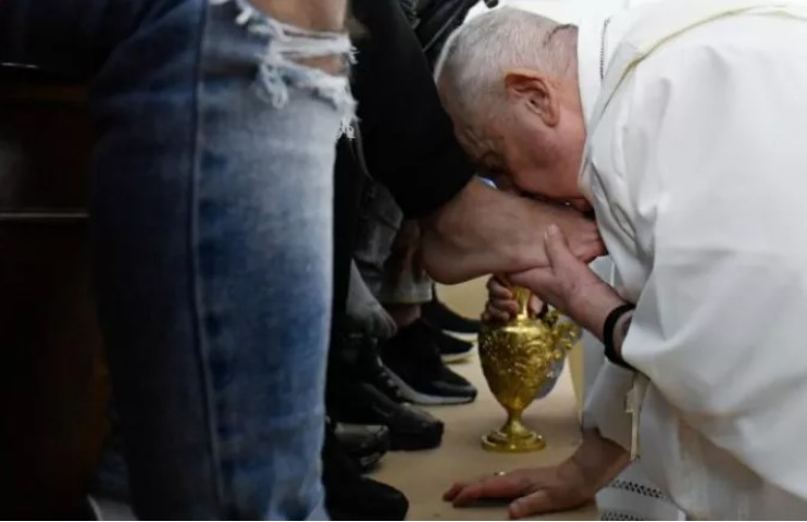 Italia: Papa Francesco lava i piedi ai minorenni detenuti il giovedì
