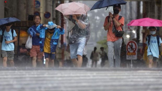 Ο τυφώνας Χανούν πλήττει τη νότια Ιαπωνία και τη Νότια Κορέα - Προ των πυλών νέα καταιγίδα