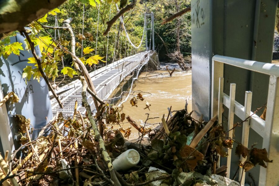 ΚΑΤΑΣΤΡΟΦΕΣ ΣΤΗΝ ΕΚΚΛΗΣΙΑ ΑΓΙΑ ΠΑΡΑΣΚΕΥΗ ΚΑΙ ΣΤΗ ΓΕΦΥΡΑ ΣΤΑ ΤΕΜΠΗ (ΛΕΩΝΙΔΑΣ ΤΖΕΚΑΣ /  EUROKINISSI)