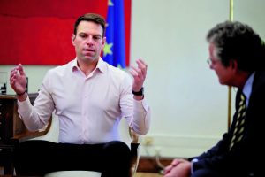 Ψάχνει τον δρόμο της εξωστρέφειας
