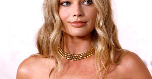 Η Margot Robbie μόλις έβαλε στο ραντάρ μας το λαδί μανικιούρ