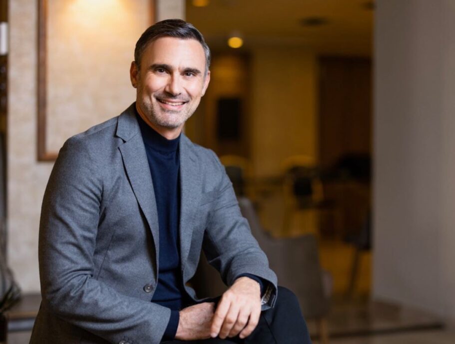 Υιοθεσία παιδιών από ομόφυλα ζευγάρια: Ποιοι celebrities και πολιτικοί είναι υπέρ και ποιοι κατά