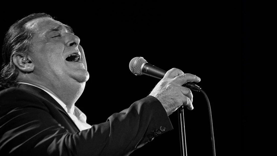 «Δεν πάω πουθενά, εδώ θα μείνω» – Τα μεγάλα τραγούδια του Βασίλη Καρρά που άφησαν ιστορία