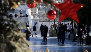 Κόκκινο συναγερμό εν μέσω εορτών προκαλούν κοροναϊός, γρίπη και RSV