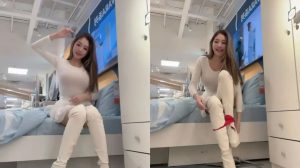 Ταϊβάν: Ξέφυγε influencer μέσα σε κατάστημα – Έβγαλε το εσώρουχό της και έπιασε με αυτό τα μαλλιά της