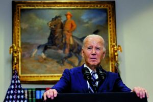 Ο τρελός, ο καουμπόης και ο πόλεμος των λέξεων