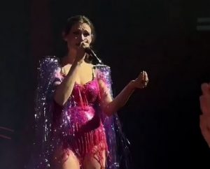 Γαλλία: Τραγουδίστρια αφιέρωσε το «Murder on the Dancefloor» στα θύματα των επιθέσεων στο Μπατακλάν