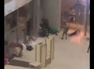 Μόσχα: Σοκάρουν οι εικόνες με τους ένοπλους να σκορπάνε τον θάνατο
