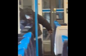 Τρομακτικό βίντεο: Άγρια επίθεση με μαχαίρι μέσα σε τρένο στο Λονδίνο