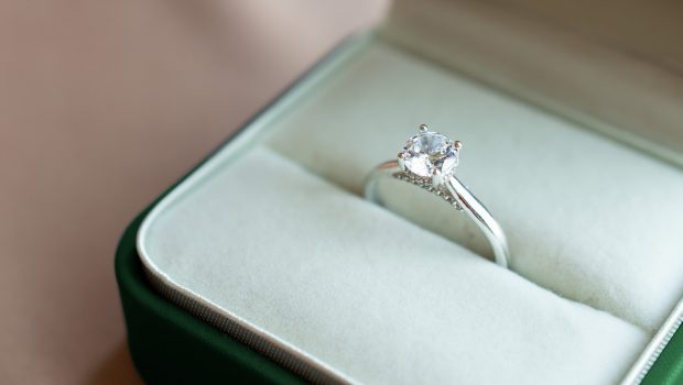 Αγγλία: Το δαχτυλίδι των 6,5 ευρώ αποδείχτηκε ότι έκρυβε διαμάντι 2,3 καρατίων