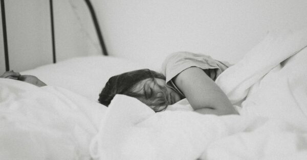 Ακόμα και δύο νύχτες ακανόνιστου ύπνου μάς κάνουν να νιώθουμε πιο γερασμένες