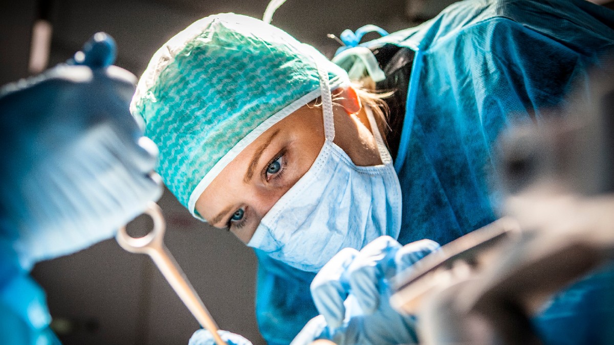 Στα λόγια τα δωρεάν απογευματινά χειρουργεία – Πώς και ποιοι χειρουργούνται απόγευμα