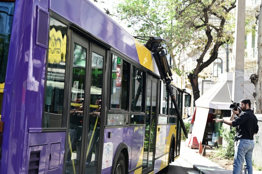 Πανεπιστημίου: Κεραία τρόλεϊ καρφώθηκε στο τουριστικό λεωφορείο - Έξι τραυματίες