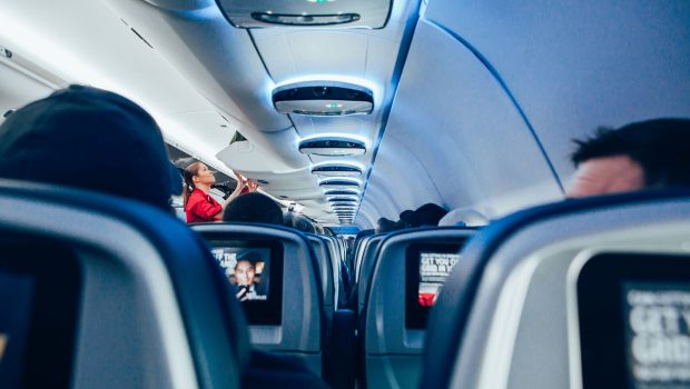 Αεροσυνοδός συμβουλεύει τι δεν πρέπει να φοράτε ποτέ σε πτήσεις για να είστε ασφαλείς