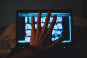 Ο ραβίνος που ανέλαβε να τιθασεύσει το pornhub