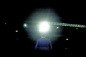 Ανοιγμα στο Κέντρο με δύο μορφές