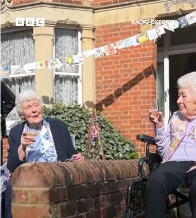 Δύο φίλες και γειτόνισσες γιόρτασαν μαζί τα 100α τους γενέθλια
