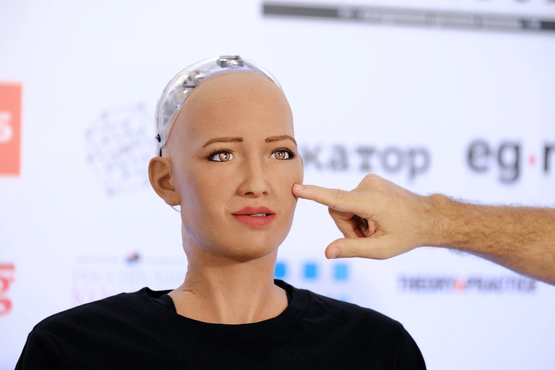 Η Σοφία, το διασημότερο ρομπότ στον πλανήτη, μιλά στο in για το μέλλον της ανθρωπότητας και τη… Σαντορίνη - Οικονομικός Ταχυδρόμος