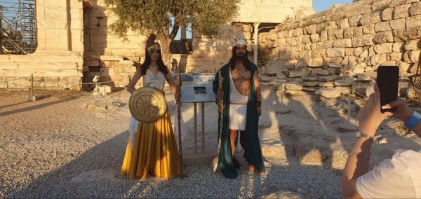 Κ. Μάλαμα: Έγινε η Ακρόπολη μια κακόγουστη Ντίσνεϊλαντ; – Οι φωτογραφίες με τις χλαμύδες στον ιερό βράχο