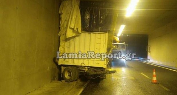 Κλειστή η Αθηνών - Λαμίας στον Άγιο Κωνσταντίνο λόγω ανατροπής νταλίκας