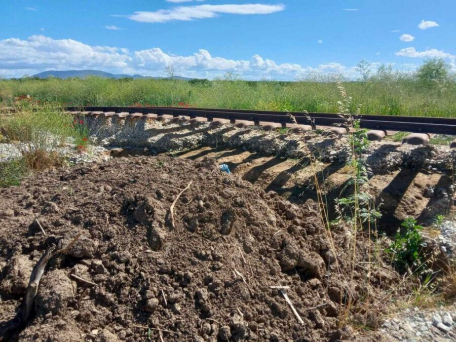 Χάλκη: Εικόνες εγκατάλειψης στη σιδηροδρομική γραμμή Λάρισας – Βόλου
