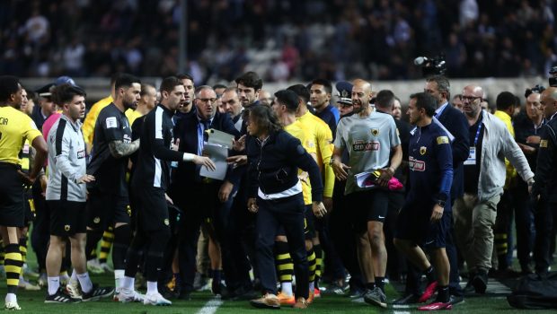 Αδιανόητο: Αξιωματικό της YABAX έπιασε από τον λαιμό ο Ματίας Αλμέιδα (vid)