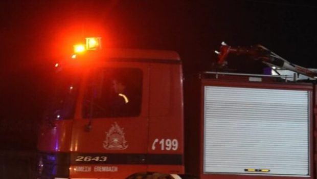 Βούλα: Μεγάλης έκτασης πυρκαγιά σε εγκαταλελειμμένο κτίσμα δίπλα από την πλαζ