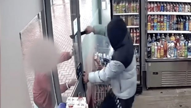 Βρετανία: Υπάλληλος κλείδωσε τους ληστές μέσα στο κατάστημα