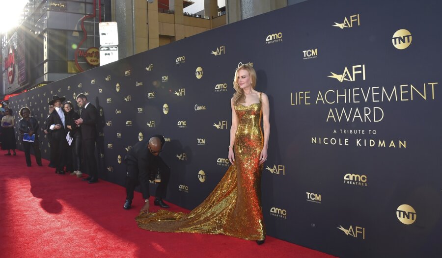 Απαστράπτουσα η Nicole Kidman με ολόχρυσο φόρεμα Balenciaga στο κόκκινο χαλί