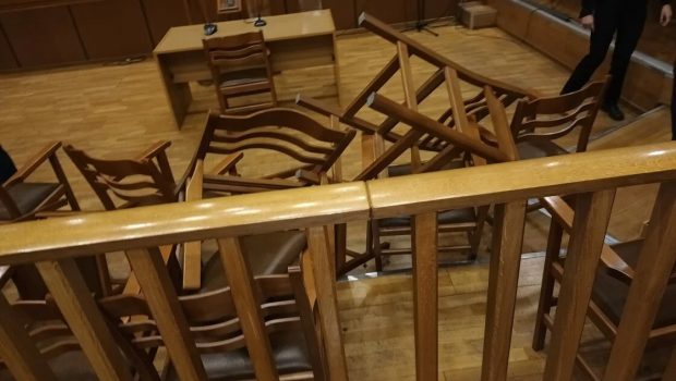 Δίκη για Μάτι: Συνελήφθη συγγενής θύματος - «Πέταξα καρέκλα στον Ματθαιόπουλο και βρίσκομαι στο τμήμα»