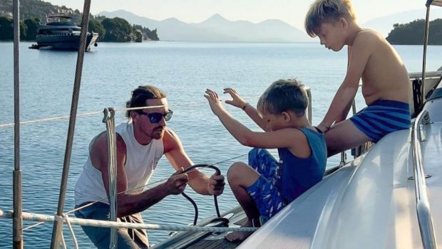 Ζευγάρι «παράτησε» τη Βρετανία και ζει με τα παιδιά του σε σκάφος στην Ελλάδα