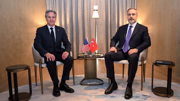 Συνάντηση Φιντάν - Μπλίνκεν στη σκιά της αναβολής επίσκεψης Ερντογάν στις ΗΠΑ