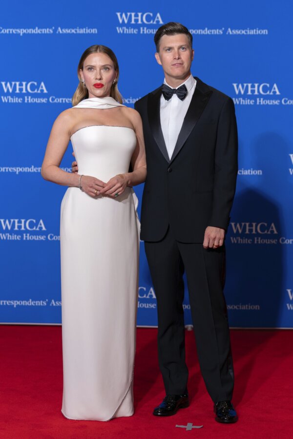 Scarlett Johansson: Με λευκό φόρεμα Armani Privé σαν σταρ άλλης εποχής