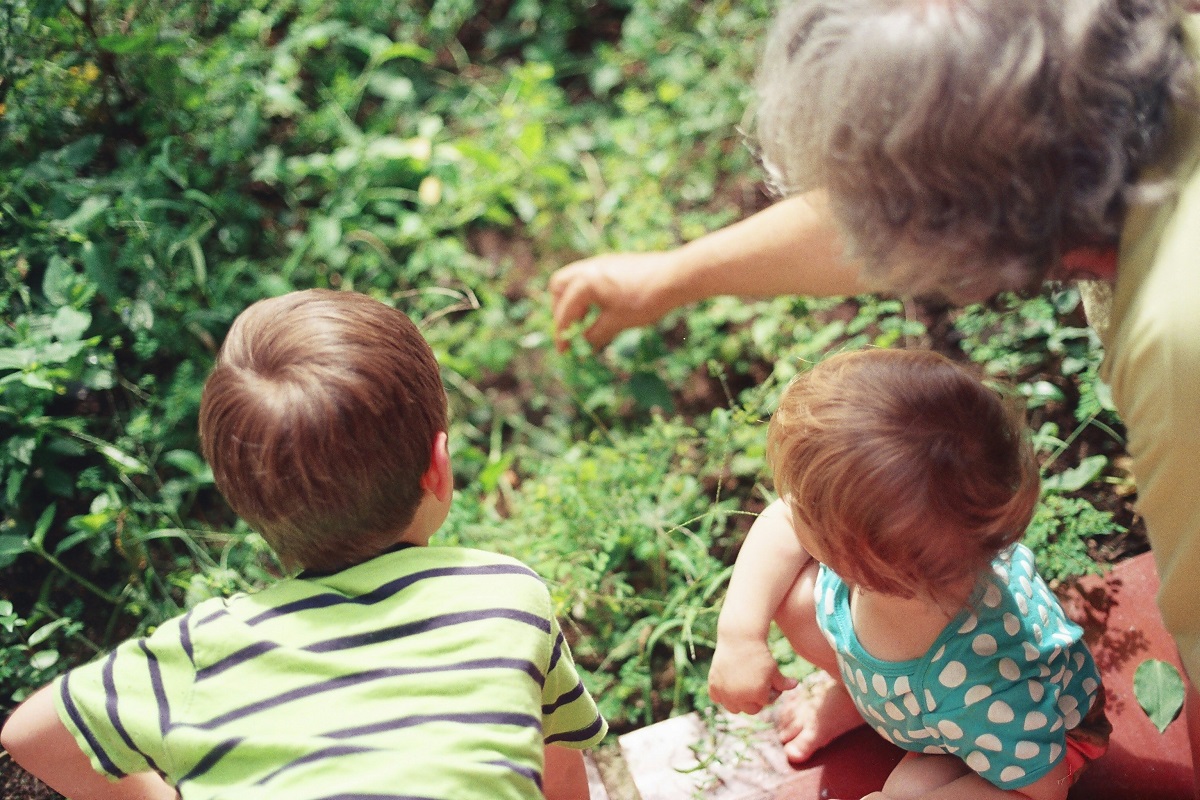 Αποκτούμε εγγόνια σε όλο και μεγαλύτερη ηλικία: Τι σημαίνει αυτό για ολόκληρη την οικογένεια;