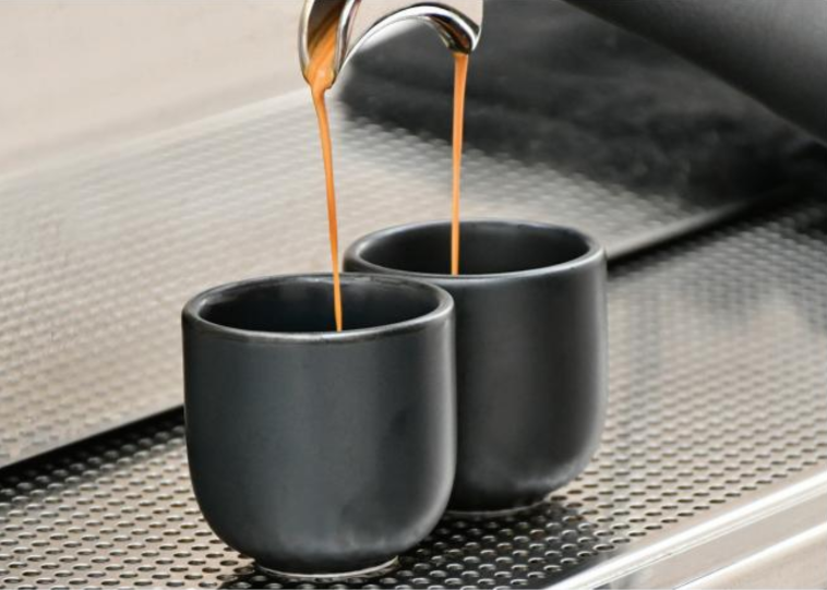 Καφές: Γιατί κυριαρχεί ο freddo espresso - Πώς διαμορφώνονται οι καταναλώσεις - Οικονομικός Ταχυδρόμος