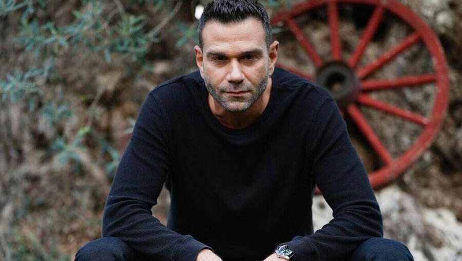 Ο Τάσος Ιορδανίδης δίνει το απόλυτο spoiler για τον ρόλο του στη «Γη της Ελιάς»