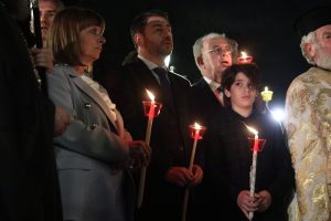 Νίκος Ανδρουλάκης: Παρακολούθησε τη λειτουργία της Ανάστασης στη Μητρόπολη Αθηνών