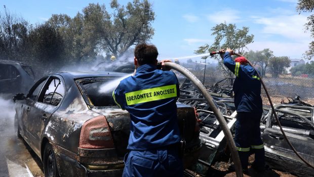 Όχημα λαμπάδιασε στο Κερατσίνι - Κάηκε και ένα δέντρο
