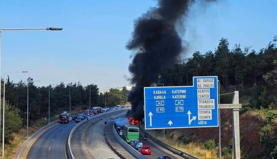 Θεσσαλονίκη: Στις φλόγες λεωφορείο του ΟΑΣΘ - Κλειστό το ρεύμα προς δυτικά
