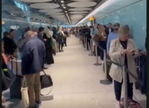 Βρετανία: Χάος στα αεροδρόμια λόγω προβλήματος στον έλεγχο διαβατηρίων