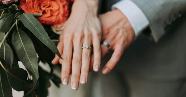Νεόνυμφη ανακαλύπτει ότι ο σύζυγός της αγόρασε το δαχτυλίδι αρραβώνων με χρήματα από τον κοινό λογαριασμό