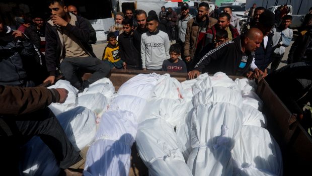 Πόλεμος στη Γάζα: Νέος ομαδικός τάφος ανακαλύφθηκε στο νοσοκομείο Αλ Σίφα - Αποκεφαλισμένα τα περισσότερα πτώματα