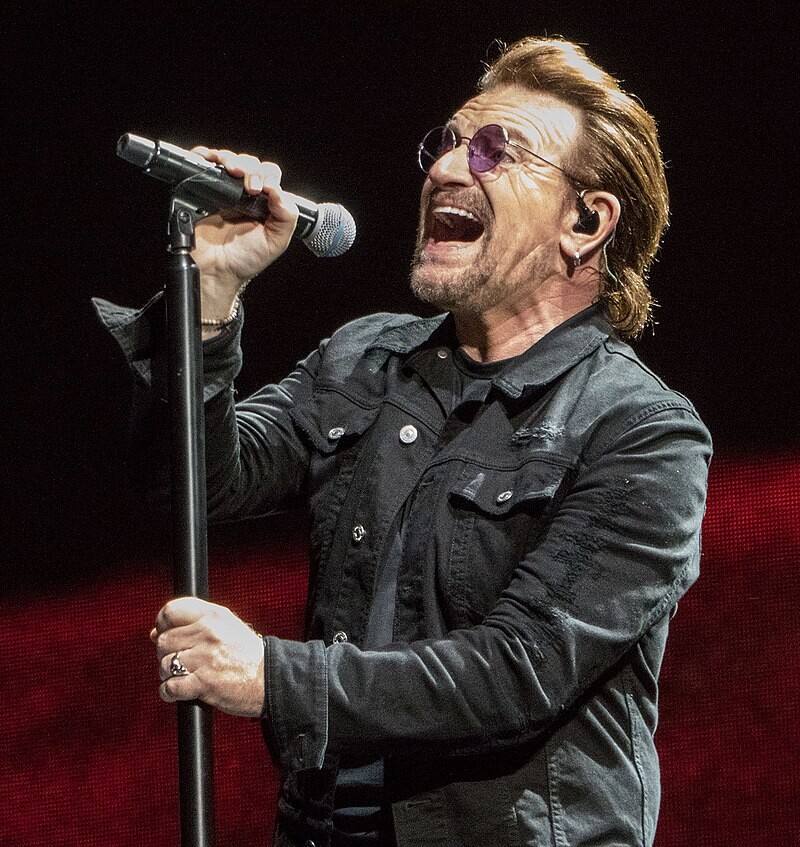  O Bono γίνεται 64 και με τη μουσική και τη ζωή του προσπαθεί να αλλάξει τον κόσμο προς το καλύτερο