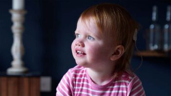 Πρωτοποριακή θεραπεία χάρισε την ακοή σε κωφό κοριτσάκι - Η μικρή Opal λέει ήδη τις πρώτες της λέξεις