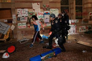 Λος Άντζελες: Άπραγη η αστυνομία στις επιθέσεις φιλοϊσραηλινών διαδηλωτών σε φιλοπαλαιστίνιους φοιτητές