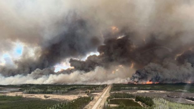 Καναδάς: Χιλιάδες κάτοικοι απομακρύνονται εσπευσμένα από τα σπίτια τους εξαιτίας πυρκαγιών