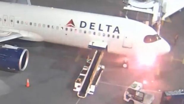 ΗΠΑ: Πανικός ανάμεσα σε 189 επιβάτες έπειτα από έκρηξη σε αεροσκάφος της Delta Airlines - Ακολούθησε εκκένωση