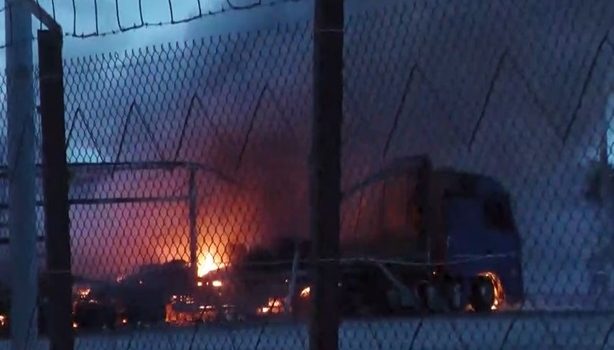 Πυρκαγιά σε φορτηγό και τράκτορες στο λιμάνι Θεσσαλονίκης - Σώοι οι οδηγοί